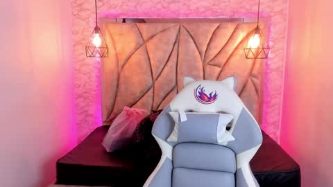 Snapshot of queen_perla_ chatting on 03/04/25, 11:51 online show from 03/04/25, 11:51