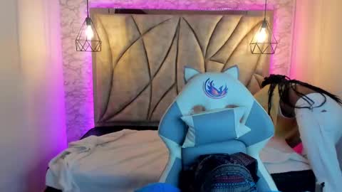 Snapshot of queen_perla_ chatting on 03/07/25, 12:01 online show from 03/07/25, 12:01