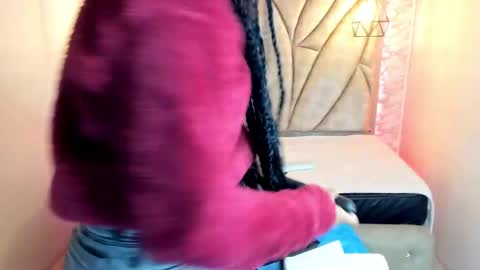 Snapshot of queen_perla_ chatting on 03/10/25, 12:04 online show from 03/10/25, 12:04