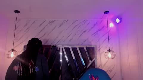 Snapshot of queen_perla_ chatting on 10/15/25, 11:21 online show from 10/15/25, 11:21