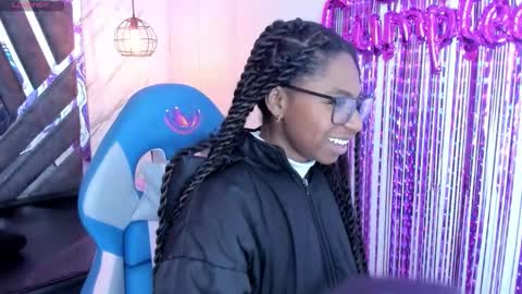 Snapshot of queen_perla_ chatting on 10/22/25, 12:05 online show from 10/22/25, 12:05