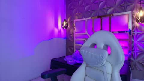 Snapshot of queen_perla_ chatting on 05/03/26, 12:11 online show from 05/03/26, 12:11