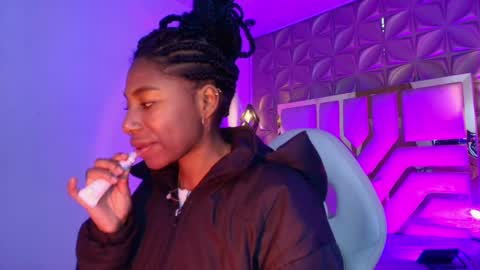 Snapshot of queen_perla_ chatting on 05/07/26, 12:21 online show from 05/07/26, 12:21