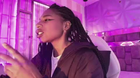 Snapshot of queen_perla_ chatting on 05/11/26, 02:45 online show from 05/11/26, 02:45