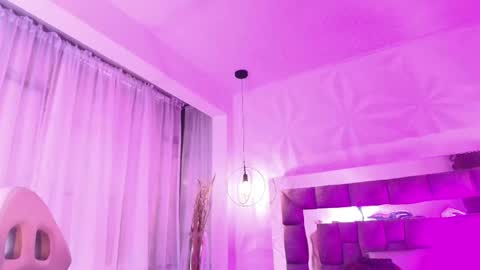 Snapshot of queen_perla_ chatting on 05/26/26, 12:12 online show from 05/26/26, 12:12
