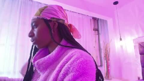 Snapshot of queen_perla_ chatting on 06/06/26, 12:10 online show from 06/06/26, 12:10
