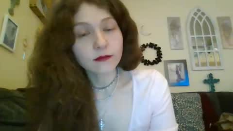 Snapshot of queencrimsonlvx chatting on 04/18/26, 12:58 queencrimsonlvx online show from 04/18/26, 12:58