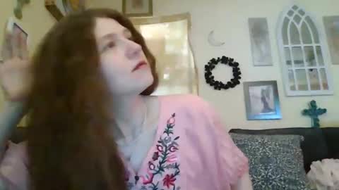 Snapshot of queencrimsonlvx chatting on 04/18/26, 07:58 queencrimsonlvx online show from 04/18/26, 07:58
