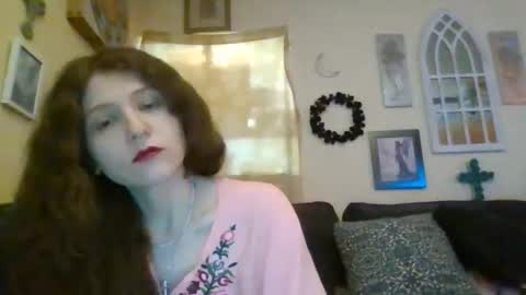 Snapshot of queencrimsonlvx chatting on 04/21/26, 12:11 queencrimsonlvx online show from 04/21/26, 12:11