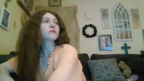 Snapshot of queencrimsonlvx chatting on 04/22/26, 12:18 queencrimsonlvx online show from 04/22/26, 12:18
