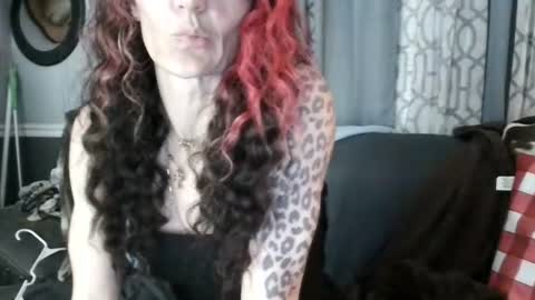 Snapshot of queennjuuicy chatting on 07/18/26, 01:54 IG Juuicy IGGE Gezzzy online show from 07/18/26, 01:54