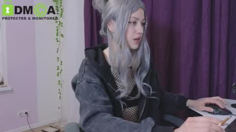 Snapshot of queenofwandss chatting on 05/13/26, 12:08 follow my new insta online show from 05/13/26, 12:08