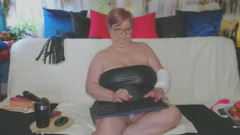 Snapshot of queenpammy chatting on 05/16/26, 06:21 QueenPammy online show from 05/16/26, 06:21