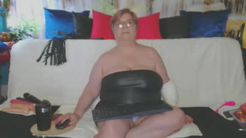 Snapshot of queenpammy chatting on 05/16/26, 06:32 QueenPammy online show from 05/16/26, 06:32