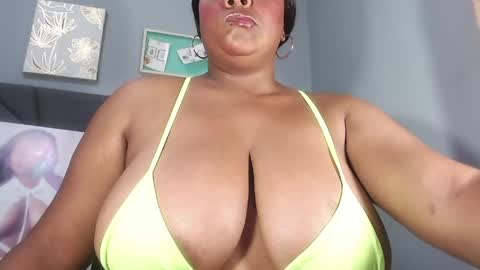 Snapshot of queenrachelbrown chatting on 04/28/26, 12:32 queenrachelbrown online show from 04/28/26, 12:32