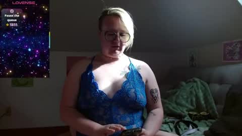 Snapshot of queerlyjaz chatting on 05/25/26, 03:29 queerlyjaz online show from 05/25/26, 03:29