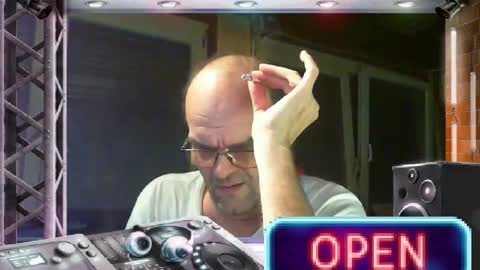 Snapshot of r_2d2_ chatting on 02/02/25, 12:09 dj mike online show from 02/02/25, 12:09