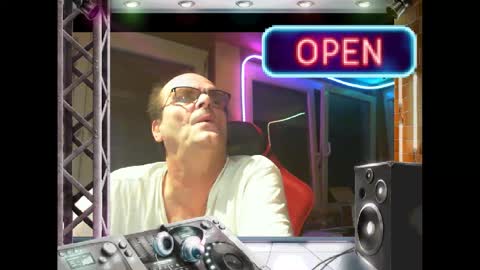 Snapshot of r_2d2_ chatting on 03/07/25, 09:38 dj mike online show from 03/07/25, 09:38