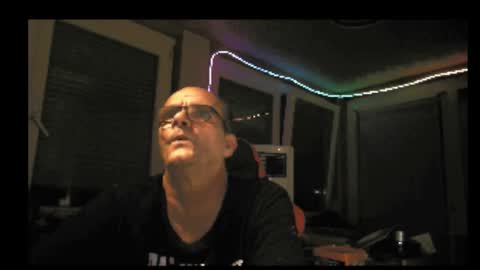 Snapshot of r_2d2_ chatting on 10/17/25, 09:17 dj mike online show from 10/17/25, 09:17