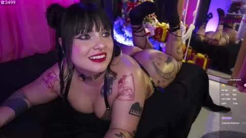 Snapshot of rachellkors_ chatting on 12/22/25, 02:41 rachellk online show from 12/22/25, 02:41