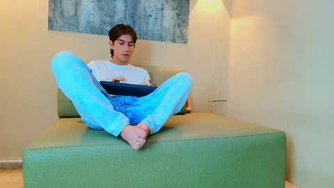 raphael_nyon1 online show from 05/15/26, 04:36
