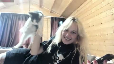 Snapshot of rapunzel_cute chatting on 09/26/25, 01:37 Rapunzel online show from 09/26/25, 01:37