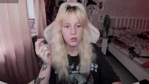 Snapshot of rapunzel_cute chatting on 10/15/25, 01:22 Rapunzel online show from 10/15/25, 01:22