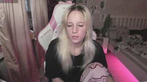 Snapshot of rapunzel_cute chatting on 11/17/25, 01:28 Rapunzel online show from 11/17/25, 01:28