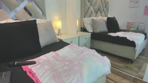 Raquel Moore  online show from 01/12/26, 05:07