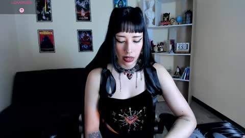 Snapshot of ravenelle_ chatting on 04/28/26, 10:37 ravenelle_ online show from 04/28/26, 10:37