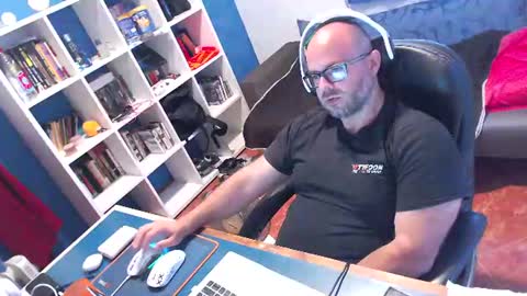 Snapshot of ravingr3d3 chatting on 06/23/26, 09:18 ravingr3d3 online show from 06/23/26, 09:18