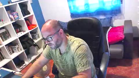 Snapshot of ravingr3d3 chatting on 06/30/26, 08:15 ravingr3d3 online show from 06/30/26, 08:15