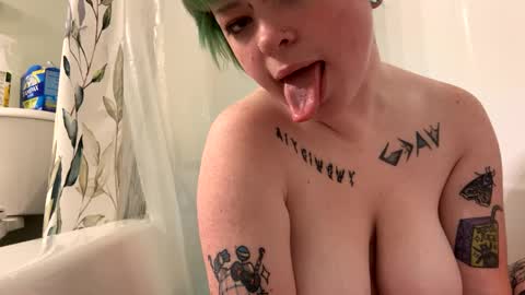 Snapshot of ravyn_xoxo chatting on 01/21/25, 02:37 Ravynn 3 online show from 01/21/25, 02:37