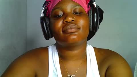 Snapshot of raw_queen chatting on 10/22/25, 12:05 Annie online show from 10/22/25, 12:05