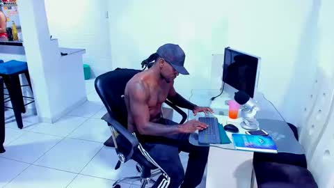 ray_long222 online show from 01/18/25, 02:25