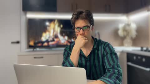 Snapshot of realsupermichael chatting on 02/16/25, 06:43 AliceEve online show from 02/16/25, 06:43