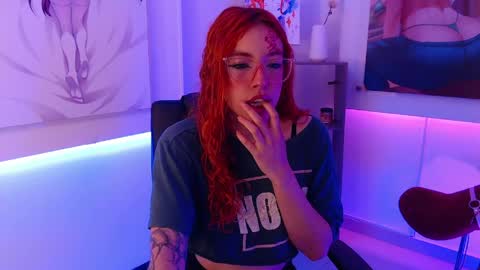 Snapshot of redgirrl_77 chatting on 05/31/26, 12:01 Mere online show from 05/31/26, 12:01
