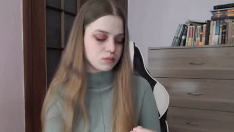 Snapshot of redhead_rabbit chatting on 01/09/25, 02:33 Lily online show from 01/09/25, 02:33