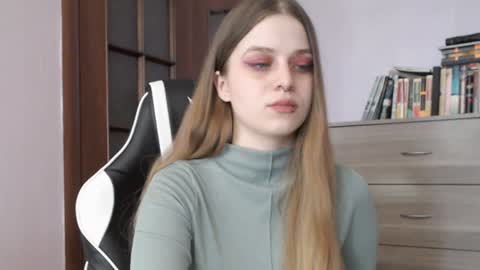 Snapshot of redhead_rabbit chatting on 01/09/25, 05:34 Lily online show from 01/09/25, 05:34