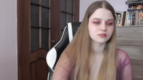Snapshot of redhead_rabbit chatting on 02/05/25, 03:13 Lily online show from 02/05/25, 03:13