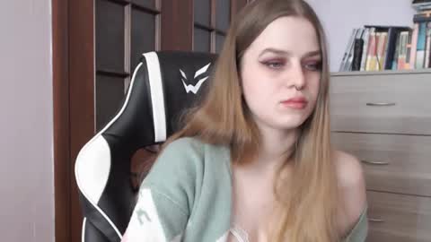 Snapshot of redhead_rabbit chatting on 03/05/25, 05:29 Lily online show from 03/05/25, 05:29