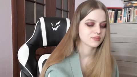 Snapshot of redhead_rabbit chatting on 03/10/25, 05:54 Lily online show from 03/10/25, 05:54