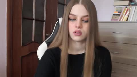 Snapshot of redhead_rabbit chatting on 09/14/25, 02:33 Lily online show from 09/14/25, 02:33