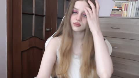 Snapshot of redhead_rabbit chatting on 09/26/25, 01:42 Lily online show from 09/26/25, 01:42