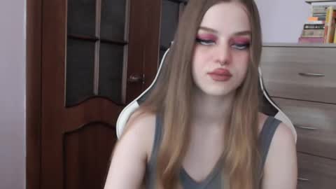 Snapshot of redhead_rabbit chatting on 10/07/25, 02:42 Lily online show from 10/07/25, 02:42