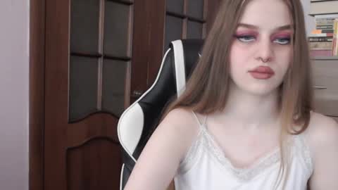 Snapshot of redhead_rabbit chatting on 10/18/25, 01:52 Lily online show from 10/18/25, 01:52