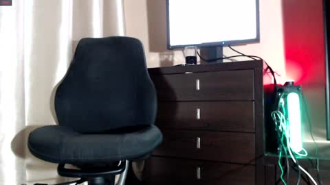 Snapshot of redheadxxl chatting on 01/18/25, 10:17 Steve Blond online show from 01/18/25, 10:17