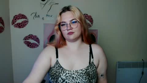 Snapshot of redhotqueen1 chatting on 06/24/26, 06:29 Rina online show from 06/24/26, 06:29