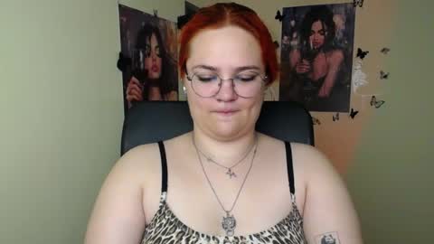 Snapshot of redhotqueen1 chatting on 07/08/26, 12:09 Rina online show from 07/08/26, 12:09