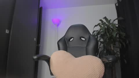 Snapshot of redmusee chatting on 05/15/26, 12:06 redmusee online show from 05/15/26, 12:06